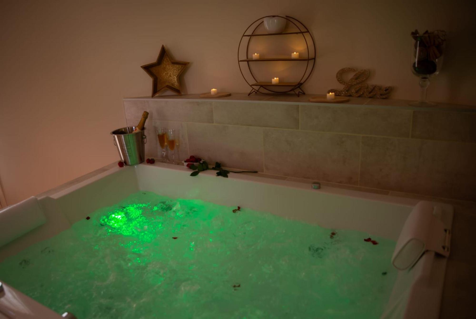 לה ברקרה Le Mas Aux Amoureux , Suite Romantique Et Spa מראה חיצוני תמונה