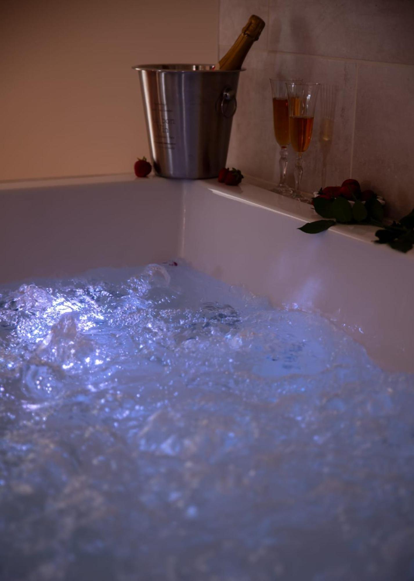 לה ברקרה Le Mas Aux Amoureux , Suite Romantique Et Spa מראה חיצוני תמונה