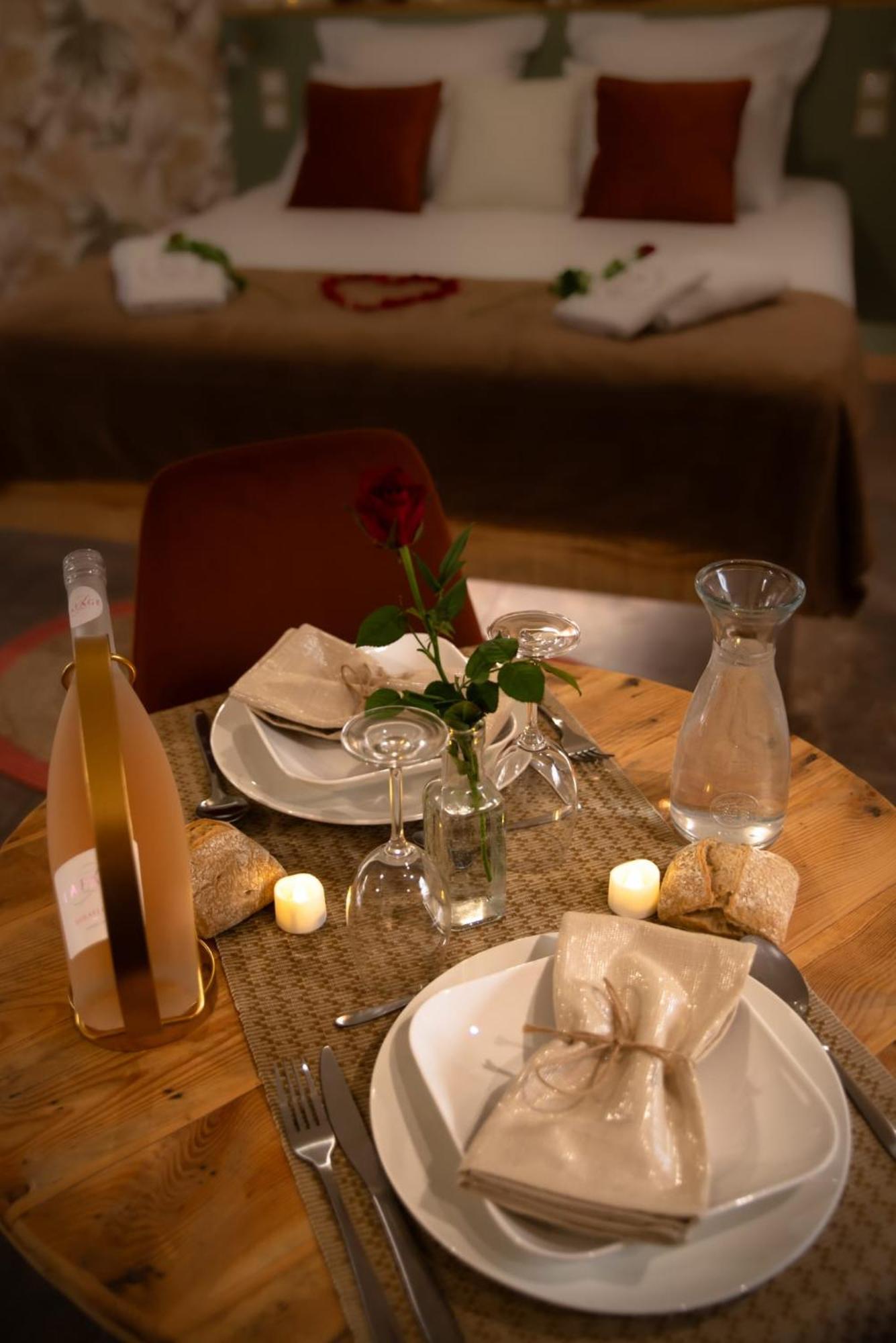 לה ברקרה Le Mas Aux Amoureux , Suite Romantique Et Spa מראה חיצוני תמונה