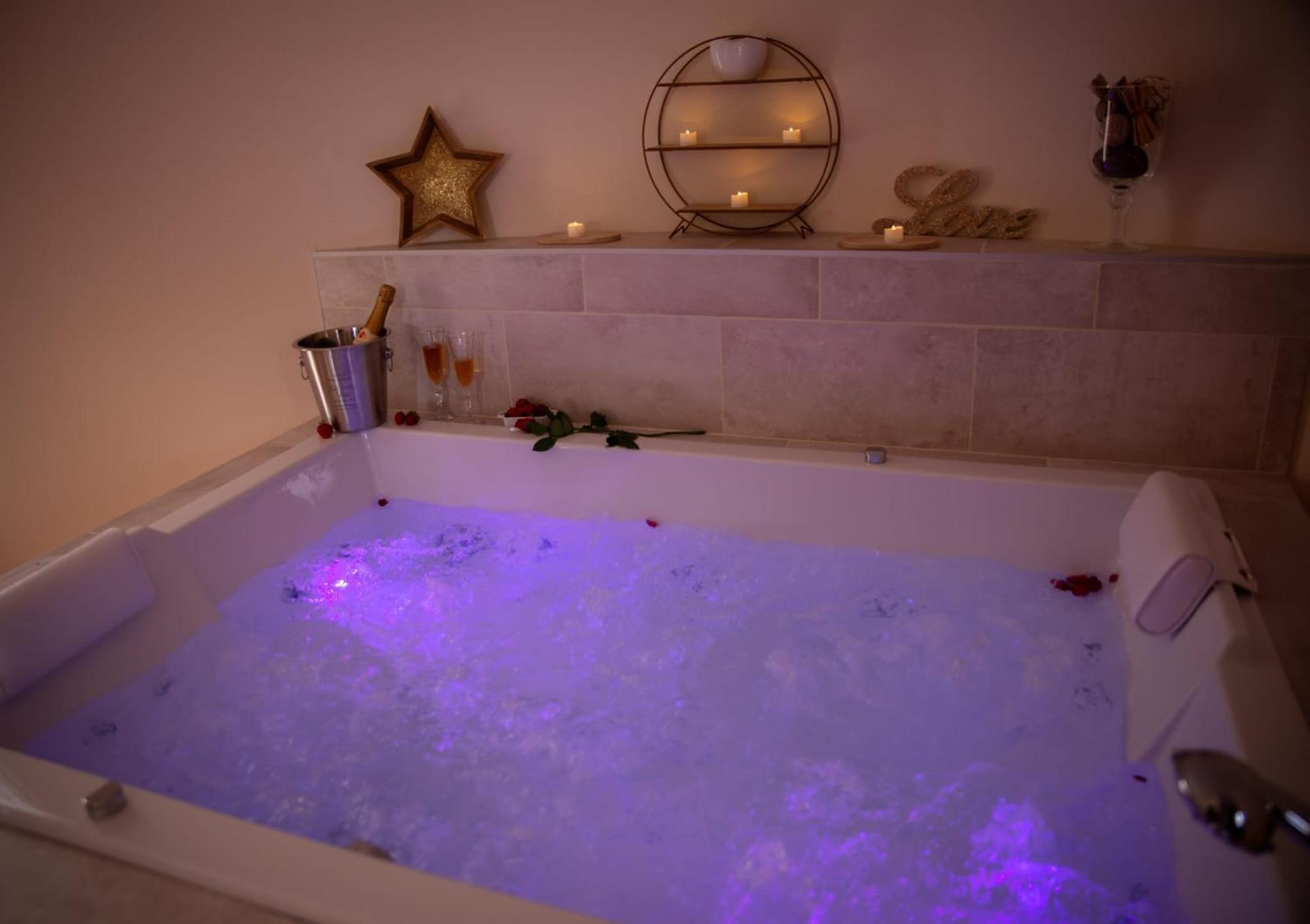 לה ברקרה Le Mas Aux Amoureux , Suite Romantique Et Spa מראה חיצוני תמונה