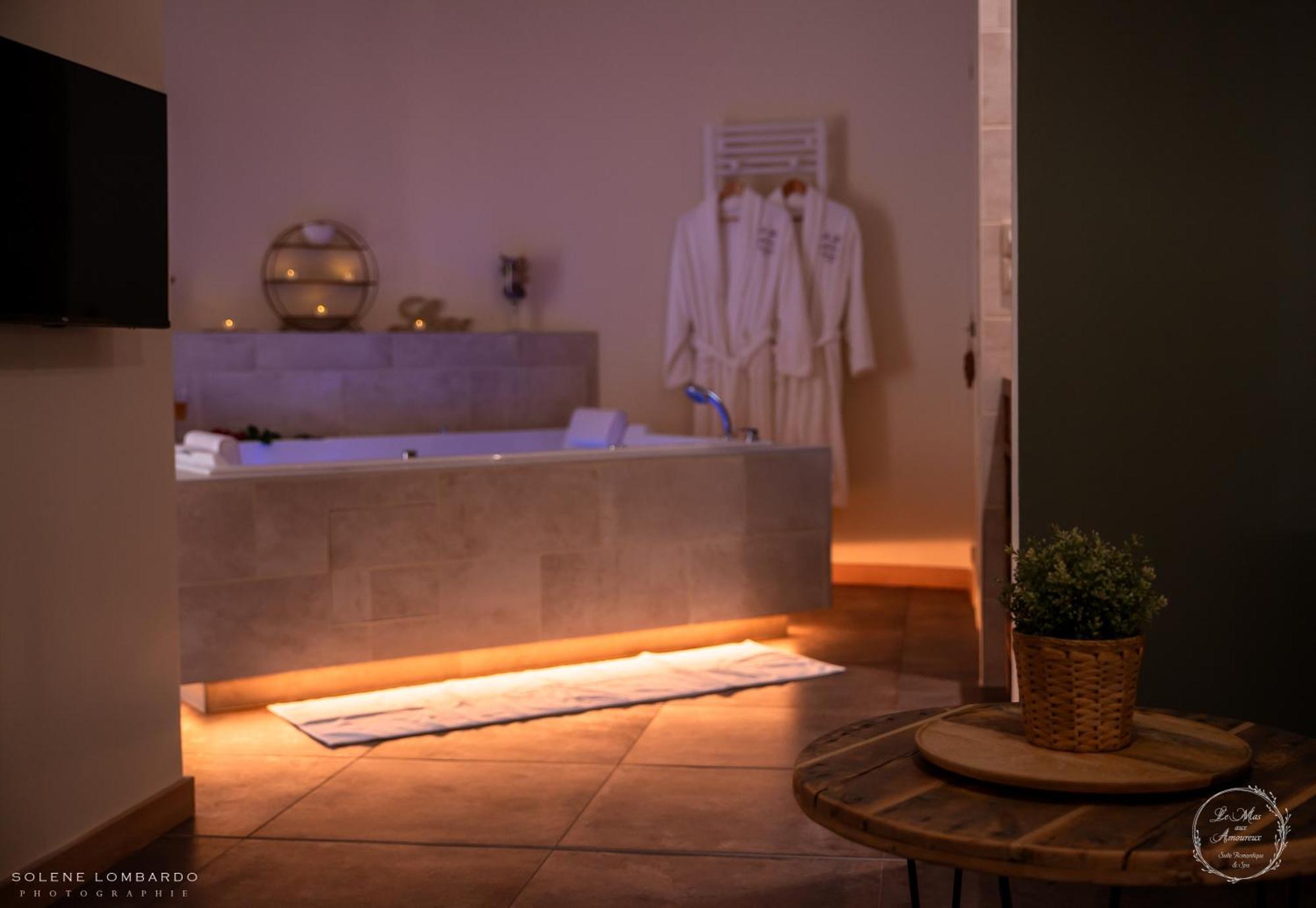 לה ברקרה Le Mas Aux Amoureux , Suite Romantique Et Spa מראה חיצוני תמונה